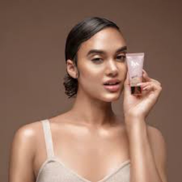 **NEW** LYS Beauty Aim High Multi-Use Liquid Highlighter in Brave (Champagne) - Picture 4 of 6